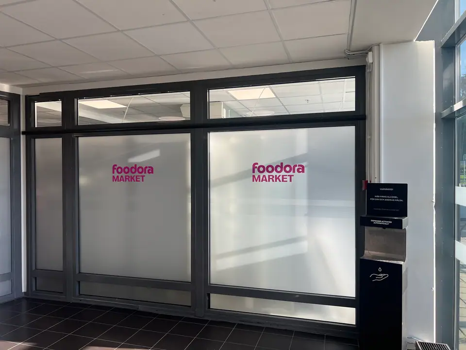 Foodora market folie dekor med frost insynsskydd inne