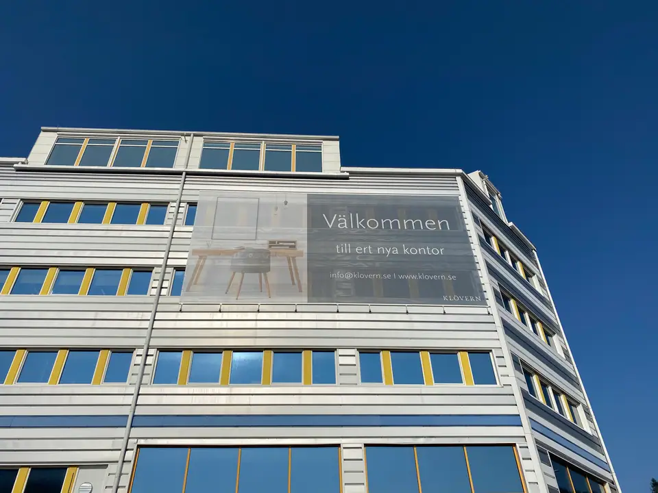 Klövern banderoll på fasad