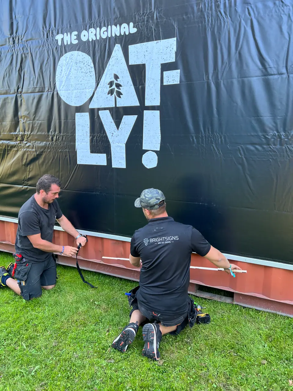 Storbildsvepa och tryckt mesh-banderoll monterad utomhus för Oatly under event