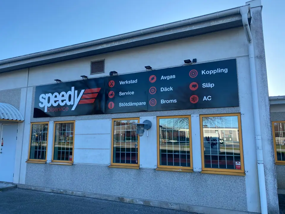 Speedy Malmö – modern fasadskylt