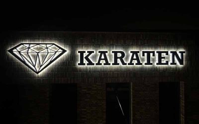 Stor lysande fasadskylt i profil P3 för Karaten Bygg monterad på fasad