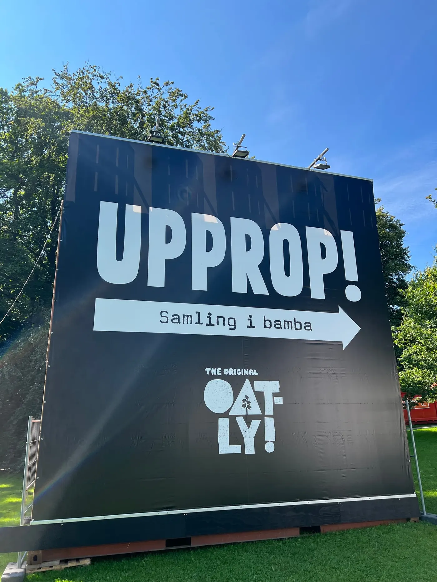 Oatly upprop samling i bamba event banderoll