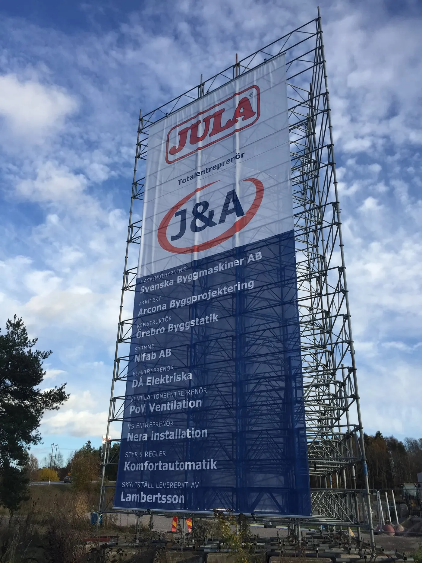 Stor projektskylt byggd av byggställning med enorm vepa