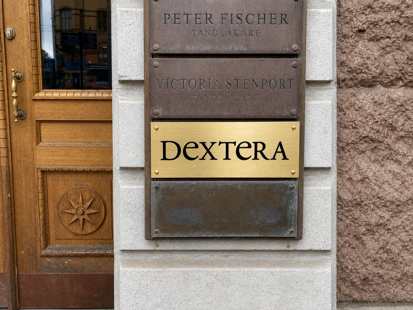 Dextera mässingsskylt