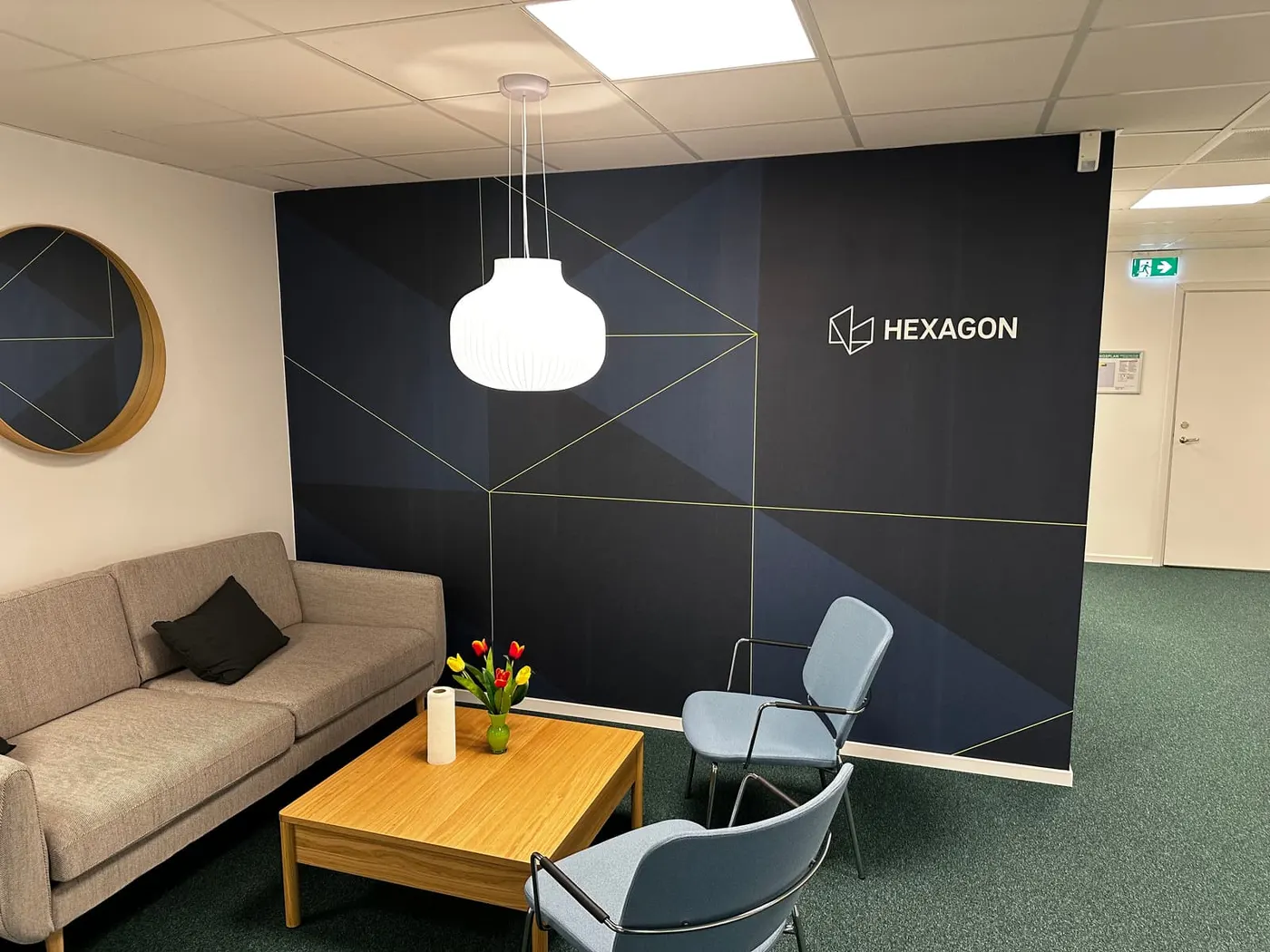 Hexagon tapet med logotyp