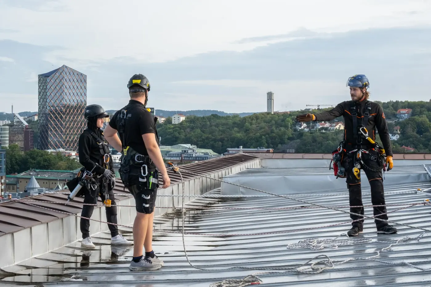 Alfred utför Rope Access uppriggning för skyltmontage