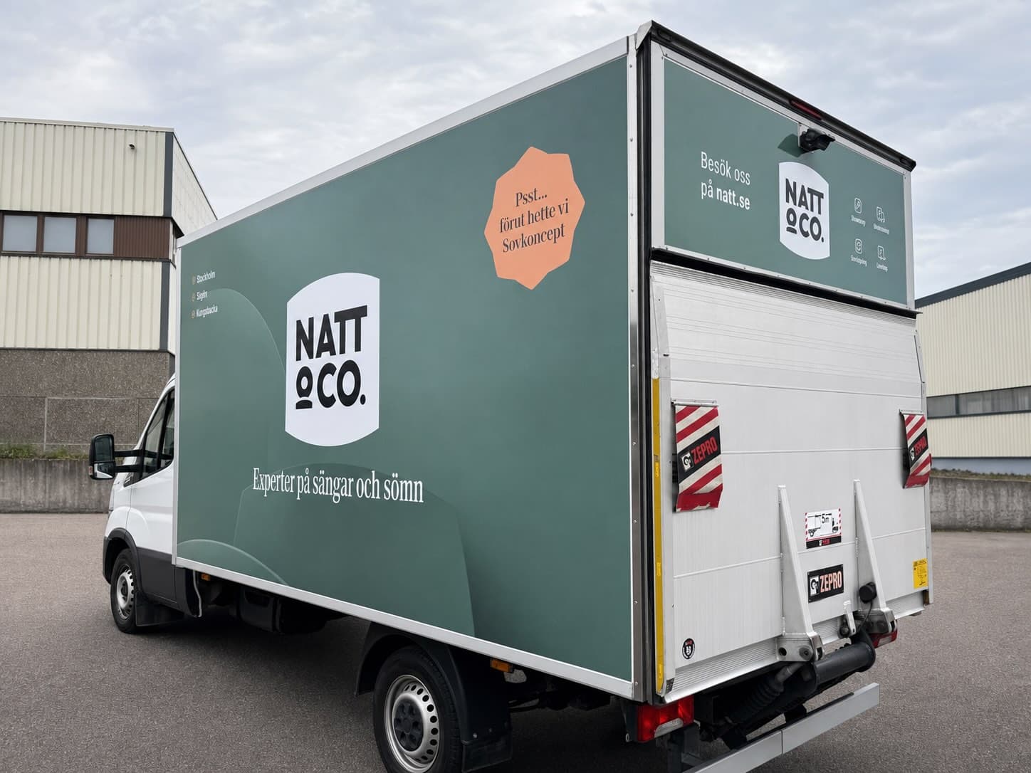 Natt & Co lastbil med fordonsdekor