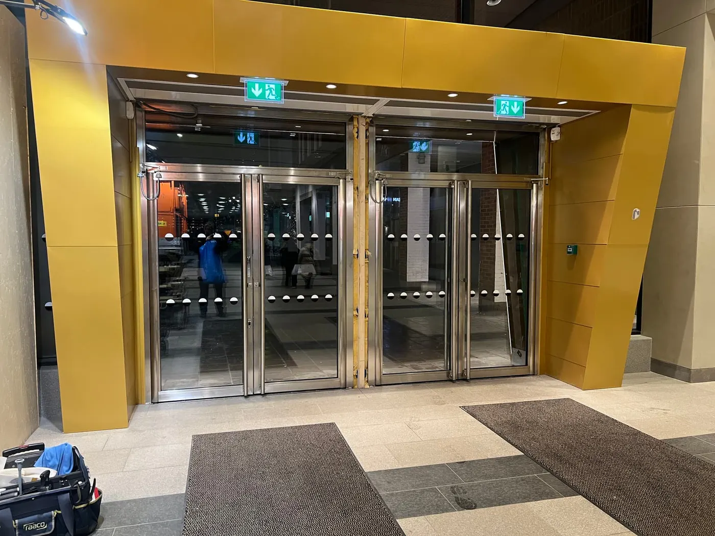 Kontrastmarkering på glasdörrar i nyproduktion